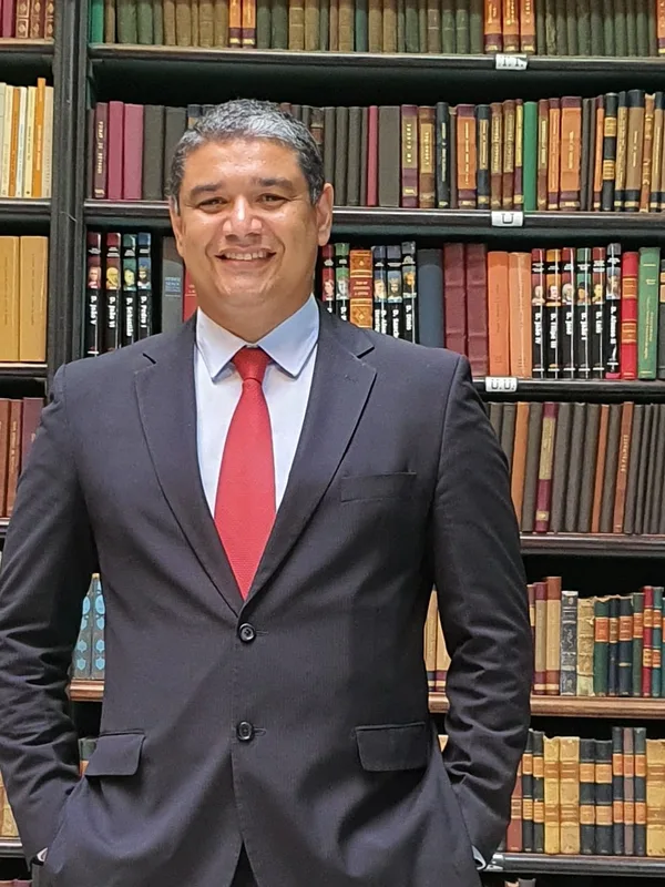 Dr. Alex Ferreira Leite na biblioteca do escritório