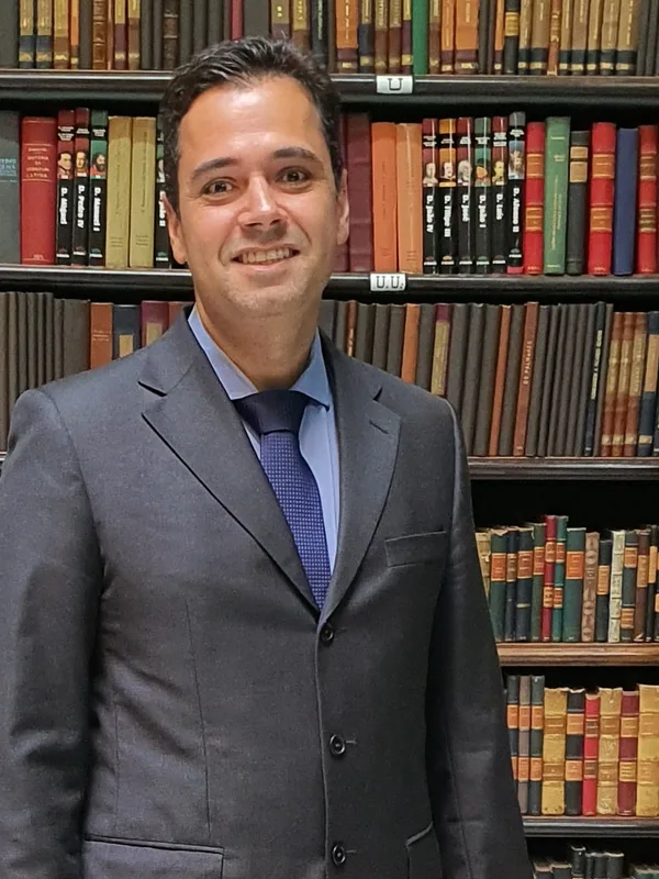 Dr. Gustavo Carvalho da Silva Fontes na biblioteca do escritório
